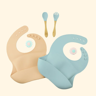 4 Tombol Bebas BPA Silicone Baby Bib Tahan Air Lembut Tahan Lama Dapat Disesuaikan
