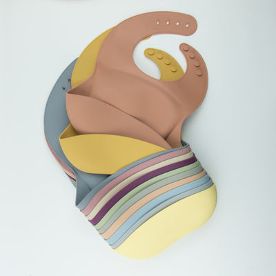4 Tombol Bebas BPA Silicone Baby Bib Tahan Air Lembut Tahan Lama Dapat Disesuaikan