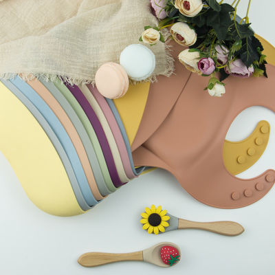 4 Tombol Bebas BPA Silicone Baby Bib Tahan Air Lembut Tahan Lama Dapat Disesuaikan