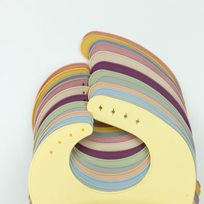 4 Tombol Bebas BPA Silicone Baby Bib Tahan Air Lembut Tahan Lama Dapat Disesuaikan