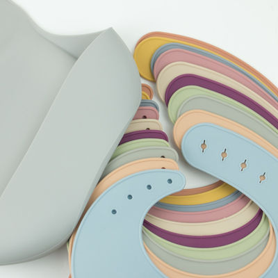 4 Tombol Bebas BPA Silicone Baby Bib Tahan Air Lembut Tahan Lama Dapat Disesuaikan