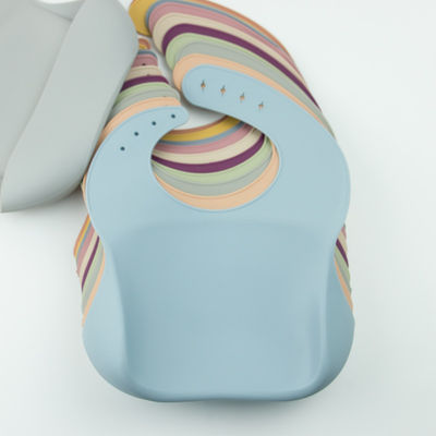 4 Tombol Bebas BPA Silicone Baby Bib Tahan Air Lembut Tahan Lama Dapat Disesuaikan