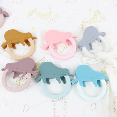 Teether bayi silikon berwarna-warni dengan bentuk penguin hewan kartun