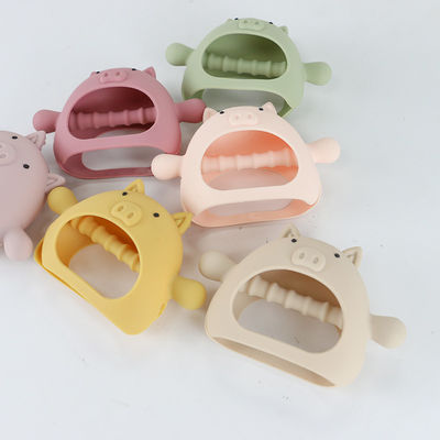 Custom Berbagai Bentuk Pig Shape Handle Grip Silicone Teether untuk Bayi dengan Berbagai Desain