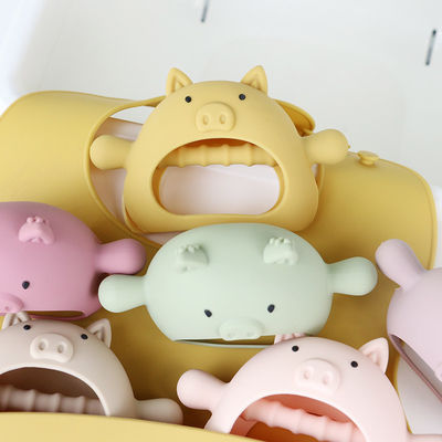 Custom Berbagai Bentuk Pig Shape Handle Grip Silicone Teether untuk Bayi dengan Berbagai Desain