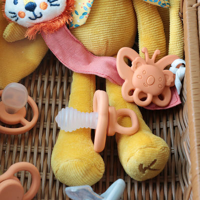grosir berbagai warna tersedia stok pengiriman cepat bebas BPA bayi gigi menenangkan anak lembut silikon pacifier