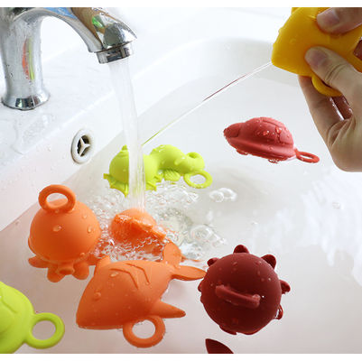 Custom Popular Silikon Samudra Hewan Gurita Ikan Penyu Kuda Laut Anak-anak Bayi Mandi Mainan Hadiah Set Air Spray Squishy